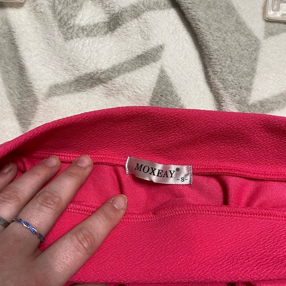 Pink pleated skirt - Picture 2 of 3